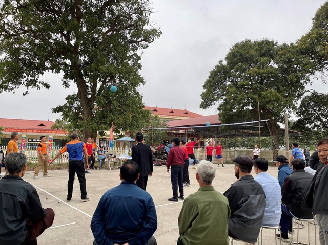 Người cao tuổi tại Hiệp Hòa, Bắc Giang nô nức tham dự "Giải bóng chuyền hơi Vương Bảo" - Ảnh 2. Người cao tuổi tại Hiệp Hòa, Bắc Giang nô nức tham dự "Giải bóng chuyền hơi Vương Bảo" - Ảnh 2.