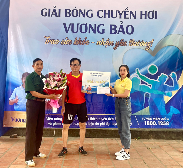 Người cao tuổi tại Hiệp Hòa, Bắc Giang nô nức tham dự "Giải bóng chuyền hơi Vương Bảo" - Ảnh 3. Người cao tuổi tại Hiệp Hòa, Bắc Giang nô nức tham dự "Giải bóng chuyền hơi Vương Bảo" - Ảnh 3.