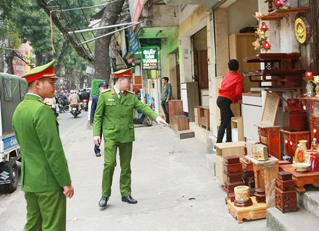 Ban Chỉ đạo 197 quận Hoàn Kiếm kiểm tra, nhắc nhở các hộ kinh doanh chấp hành nghiêm các quy định về trật tự đô thị.