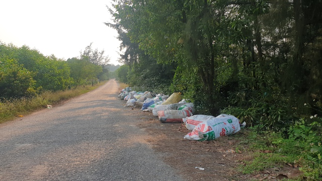 Rác thải la liệt khắp các tuyến đường nông thôn Quảng Bình - Ảnh 4.