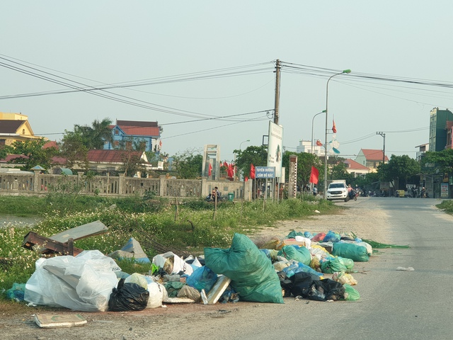 Rác thải la liệt khắp các tuyến đường nông thôn Quảng Bình - Ảnh 9.