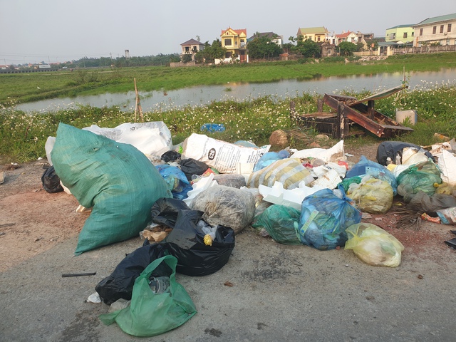 Rác thải la liệt khắp các tuyến đường nông thôn Quảng Bình - Ảnh 7.