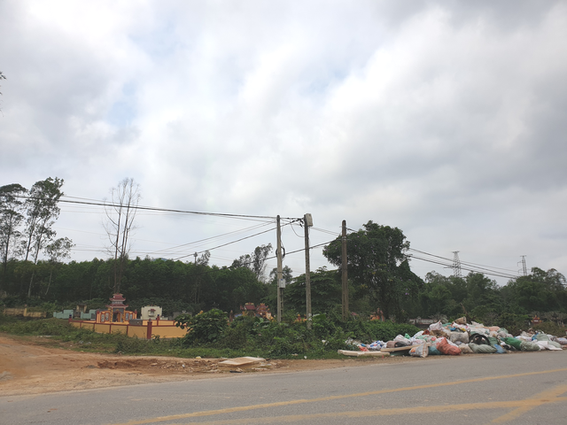 Rác thải la liệt khắp các tuyến đường nông thôn Quảng Bình - Ảnh 11.