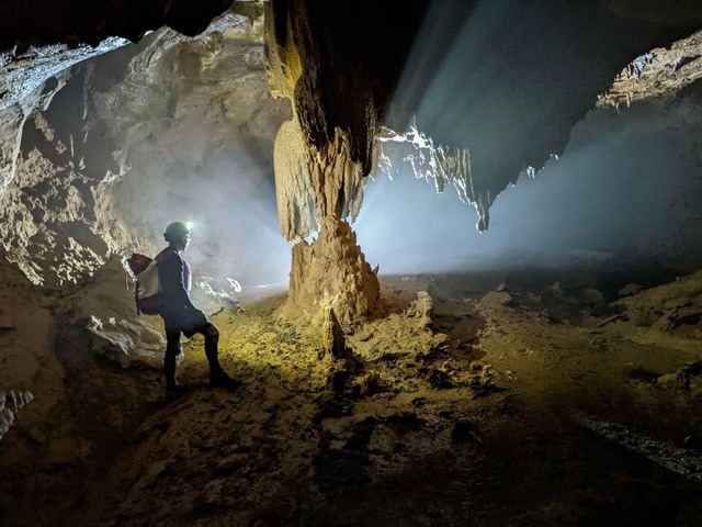 Phát hiện hệ thống hang động dài hơn 3,3km còn nguyên sơ tại Quảng Bình - Ảnh 1.