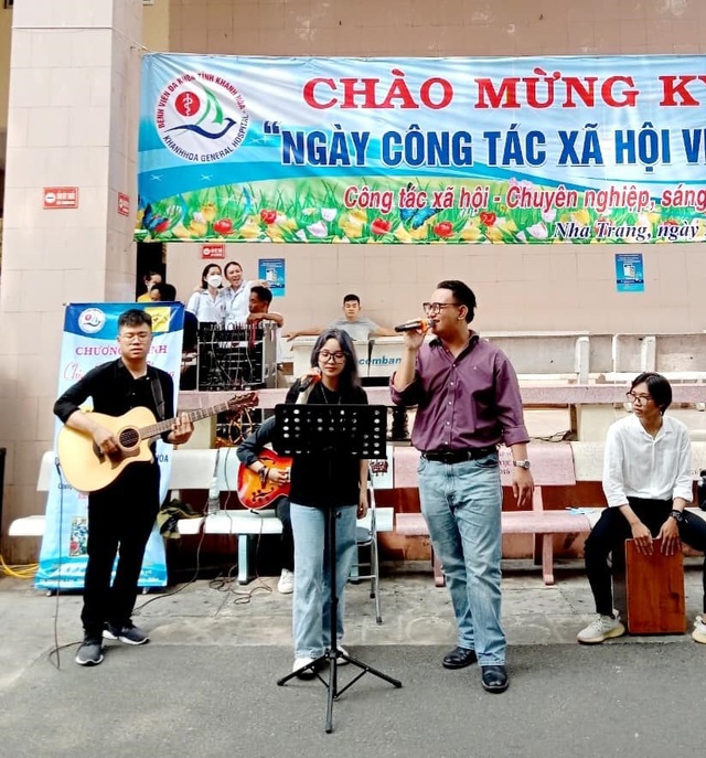 Chơi nhạc, cắt tóc, gội đầu miễn phí cho bệnh nhân - Ảnh 7.