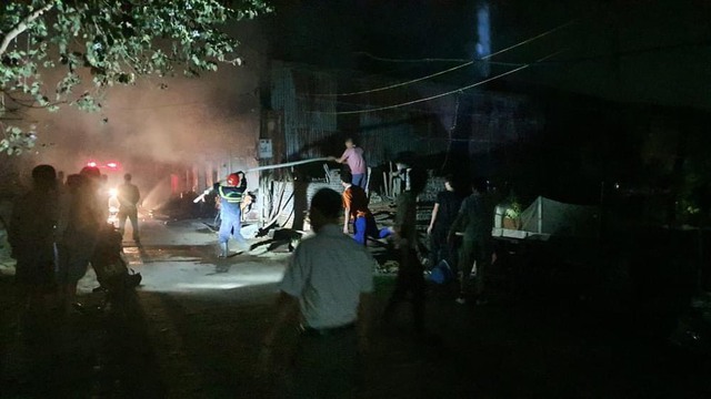 Cháy xưởng gỗ ở Bắc Giang khiến 5 người thương vong - Ảnh 1.