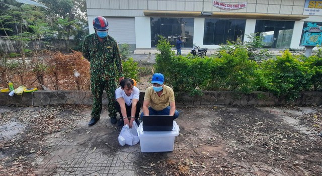 Đối tượng Nguyễn Hữu Sông bị bắt giữ cùng tang vật. Ảnh M.Hùng