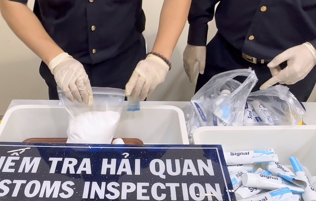 Ketamine và cocain (tinh thể màu trắng) được lấy ra từ các tuýp kem đánh răng trong hành lý 4 tiếp viên Vietnam Airlines