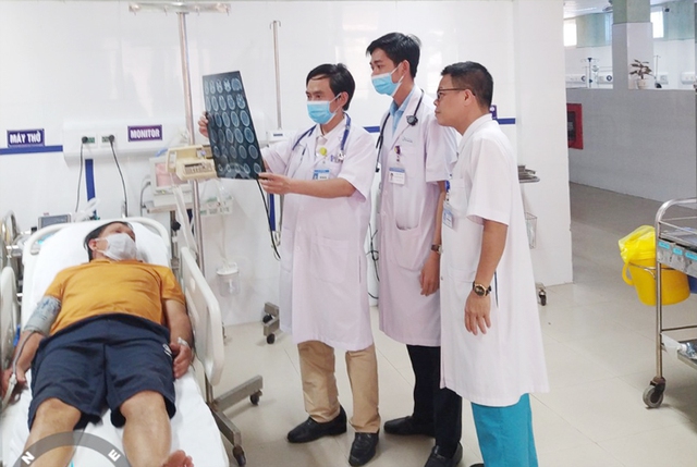 Lần đầu dùng kỹ thuật mới, bệnh viện tuyến huyện tại Quảng Bình cứu sống bệnh nhân đột quỵ - Ảnh 1.