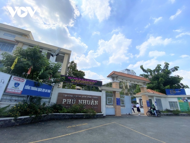 Trường THPT Phú Nhuận, nơi nam sinh lớp 12 gặp phải màn lừa đảo "ba con bị tai nạn giao thông, lên xe chú chở đến bệnh viện". Ảnh: VOV.