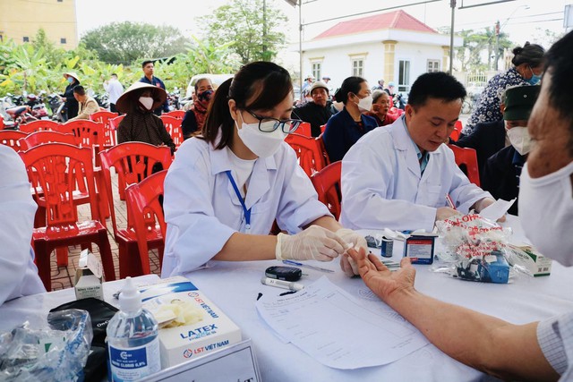 Hải Phòng: Khám, tư vấn sức khỏe và phát thuốc miễn phí cho người nghèo, hoàn cảnh khó khăn ở nông thôn - Ảnh 1.