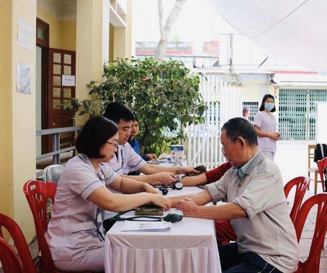 Hải Phòng: Khám, tư vấn sức khỏe và phát thuốc miễn phí cho người nghèo, hoàn cảnh khó khăn ở nông thôn - Ảnh 9.