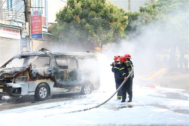 Điện Biên: Hỏa hoạn thiêu rụi xe cứu thương, một người bệnh bỏng nặng - Ảnh 3.