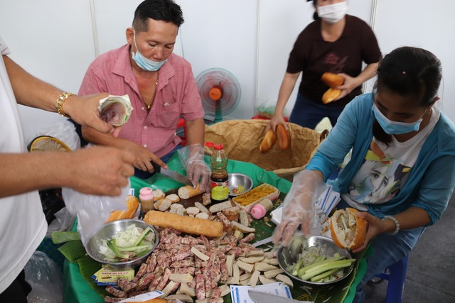 Người Sài Gòn xếp hàng mua bánh mì, check in tại Lễ hội bánh mì Việt Nam - Ảnh 12.