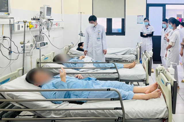 4 bệnh nhân vụ ngộ độc nấm rừng ở Hòa Bình đã xuất viện - Ảnh 2.