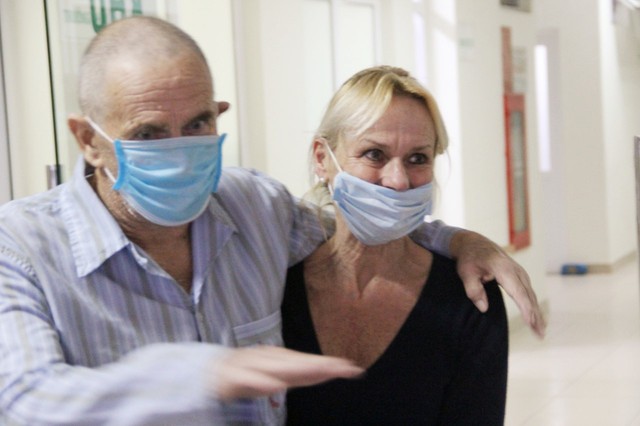 2 bệnh nhân người Anh từng mắc COVID-19 về Việt Nam thăm và cảm ơn y bác sĩ - Ảnh 3.