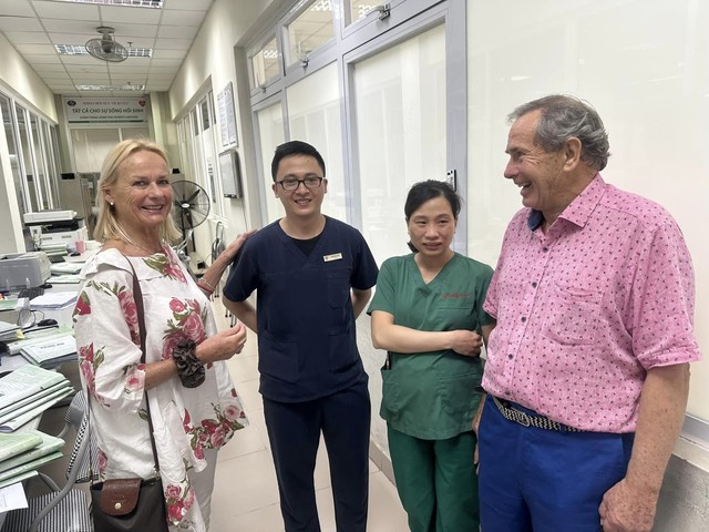 2 bệnh nhân người Anh từng mắc COVID-19 về Việt Nam thăm và cảm ơn y bác sĩ - Ảnh 2.