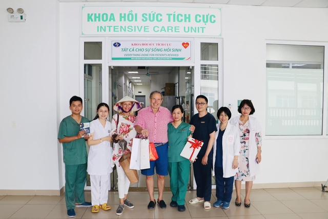 2 bệnh nhân người Anh từng mắc COVID-19 về Việt Nam thăm và cảm ơn y bác sĩ - Ảnh 1.