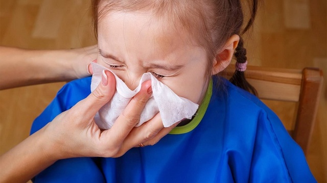 5 hệ lụy nguy hiểm nếu cha mẹ tự rửa, hút mũi cho trẻ không đúng cách khi sổ mũi, ngạt mũi - Ảnh 2.