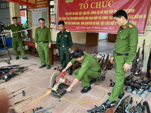 Công an Hà Tĩnh tiêu hủy hàng trăm vũ khí, vật liệu nổ - Ảnh 2.