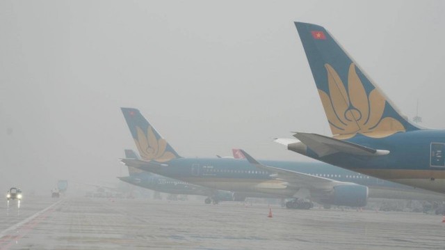 Nhiều máy bay không thể hạ cánh xuống sân bay Nội Bài do sương mù - Ảnh 1.