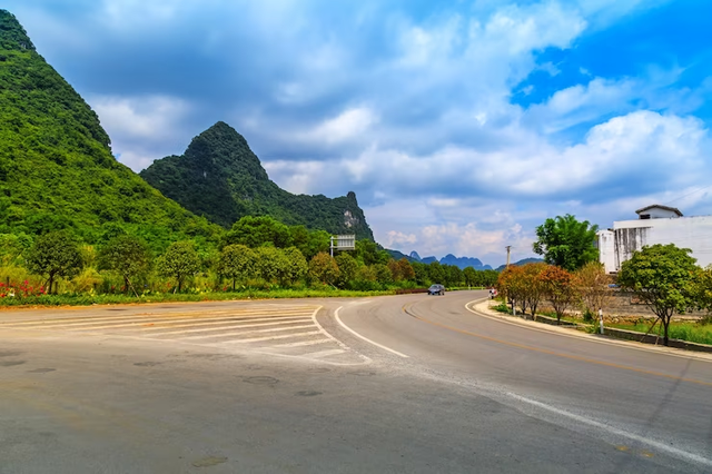 Nhiều "cú hích" khơi thông thị trường, bất động sản dần "hot" trở lại? - Ảnh 1. Nhiều "cú hích" khơi thông thị trường, bất động sản dần "hot" trở lại? - Ảnh 1.
