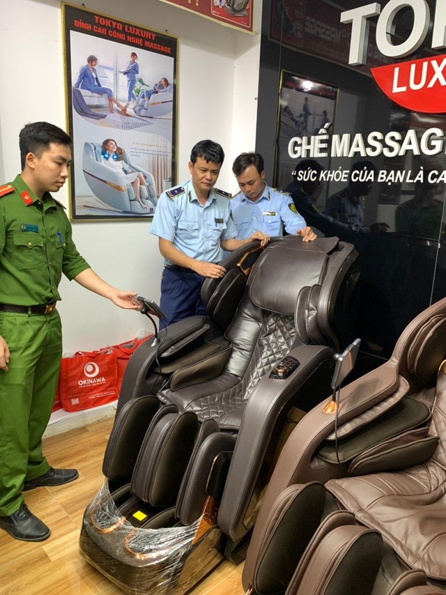 Lực lượng chức năng kiểm tra cơ sở kinh doanh ghế Massage tại VĩnhPhúc. Ảnh: QLTT tỉnh Vĩnh Phúc