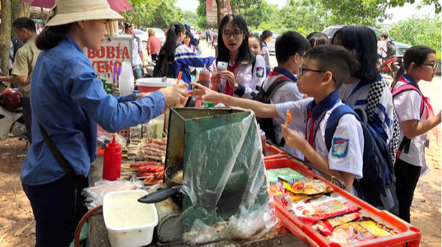 Xuất hiện nhóm người phát đồ uống &quot;lạ&quot; cho học sinh Hà Nội: Biện pháp gì để phòng tránh? - Ảnh 2.