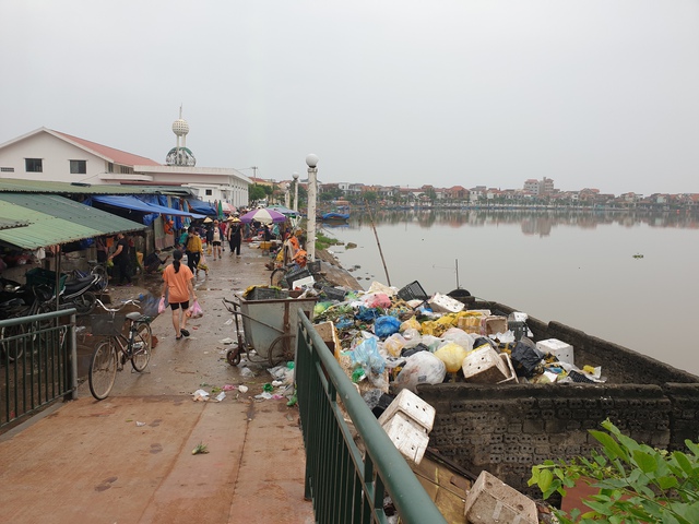 Những con sông “gồng mình” tiếp nhận rác thải từ chợ - Ảnh 10.