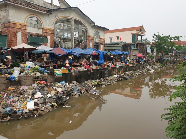 Những con sông “gồng mình” tiếp nhận rác thải từ chợ - Ảnh 2.