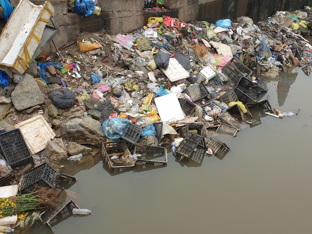 Những con sông “gồng mình” tiếp nhận rác thải từ chợ - Ảnh 3.