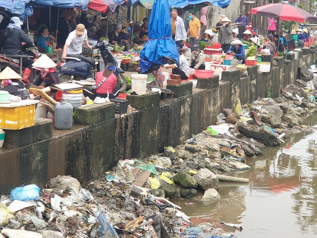 Những con sông “gồng mình” tiếp nhận rác thải từ chợ - Ảnh 5.