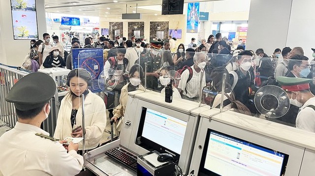 Thí điểm xác thực khuôn mặt, vân tay hành khách tại sân bay Nội Bài - Ảnh 1.