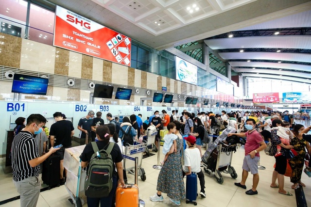 Sân bay Nội Bài dự kiến đón tới 96 nghìn khách trong ngày cao điểm dịp nghỉ lễ - Ảnh 1.
