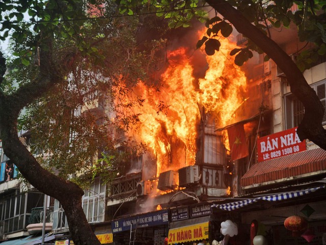 Kịp thời dập tắt đám cháy tại căn nhà trên phố Hàng Mã sáng Mùng 1 tháng 3 (ÂL) - Ảnh 2.