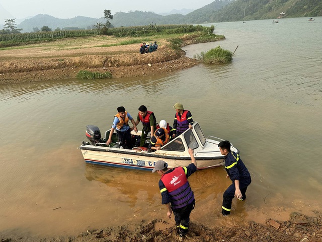 Lật thuyền trên sông Lô, 3 nạn nhân mất tích - Ảnh 1.