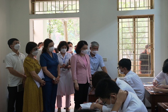 Phó Chủ tịch UBND Hà Nội kiểm tra việc phòng, chống dịch COVID-19 tại trường học vừa có 'ổ dịch' - Ảnh 1.