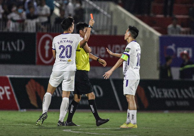 Văn Quyết nhận thẻ đỏ vì va chạm với trọng tài sau trận thua TopenLand Bình Định ở vòng 7 V-League 2023.