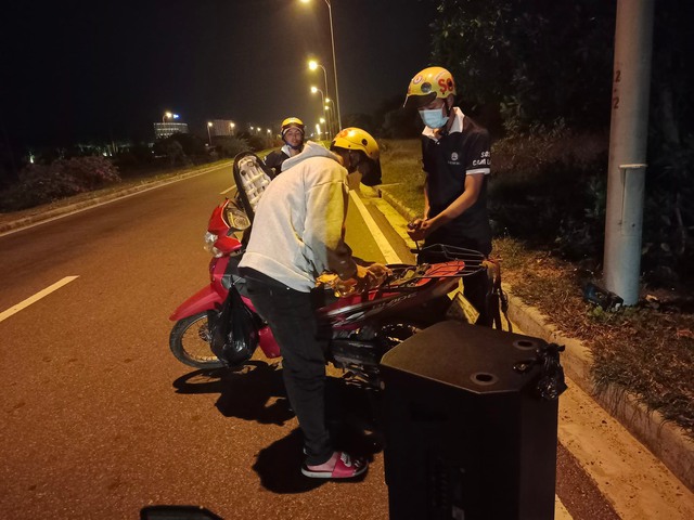 Đội SOS Cam Lâm xuyên đêm đi giúp người - Ảnh 2.
