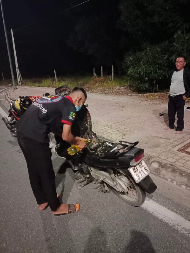 Đội SOS Cam Lâm xuyên đêm đi giúp người - Ảnh 5.