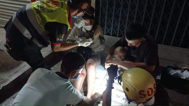 Đội SOS Cam Lâm xuyên đêm đi giúp người - Ảnh 7.
