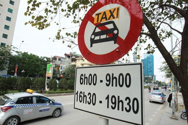 Hà Nội sẽ gỡ bỏ biển cấm taxi trên 9 tuyến phố. Ảnh HNM.
