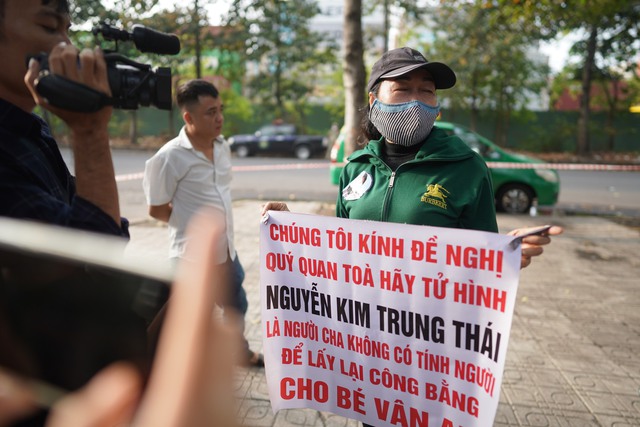Xét xử phúc thẩm vụ án dì ghẻ bạo hành bé gái 8 tuổi, người dân muốn Nguyễn Kim Trung Thái nhận án tử - Ảnh 5.