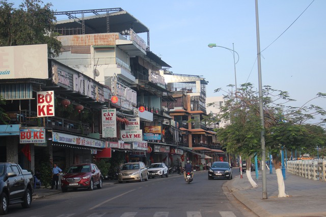 Khách du lịch nườm nượp đổ về Nha Trang ngày nghỉ lễ - Ảnh 6.