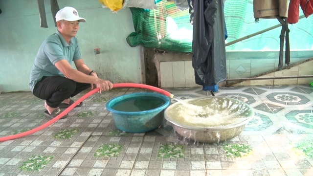 Nước ngầm sụt giảm, nhiễm phèn nặng, người dân vùng bãi ngang Quảng Bình khốn khổ - Ảnh 2.