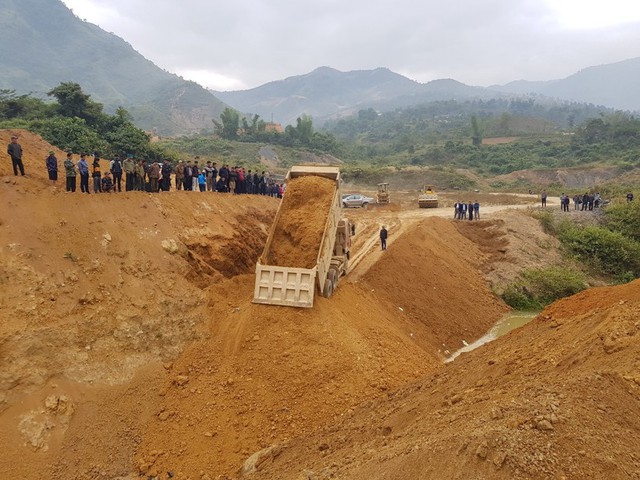 Tháng 12/2020, UBND huyện Mường Ảng (tỉnh Điện Biên) tổ chức phát lệnh chặn dòng hồ chứa nước Ẳng Cang để triển khai các hạng mục công trình.