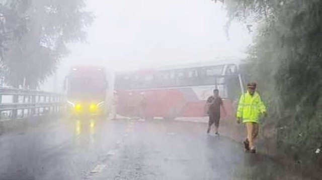 Liên tiếp xảy ra tai nạn giao thông do mưa lớn, sương mù và đường trơn trượt - Ảnh 1.