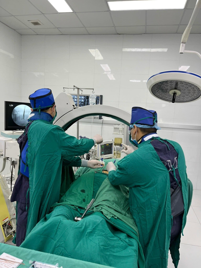 Bệnh viện Kiến An, Hải Phòng triển khai kỹ thuật tạo hình thân đốt sống bằng bơm  CEMENT sinh học qua cuống có bóng - Ảnh 1.