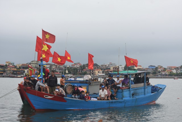 Người dân đội mưa, &quot;cháy&quot; hết mình cổ vũ những tay chèo - Ảnh 11.