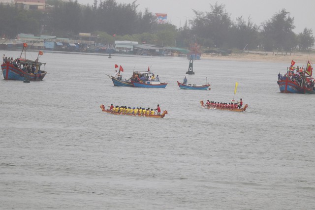 Người dân đội mưa, &quot;cháy&quot; hết mình cổ vũ những tay chèo - Ảnh 6.